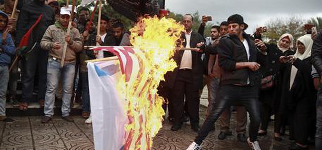 Gerusalemme: proteste a Gaza contro decisione Trump, bruciate bandiere Usa
