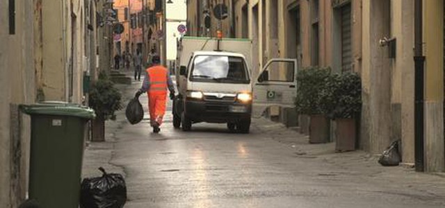 Livorno, bracciali elettronici agli spazzini. E' polemica, insorge la Cgil