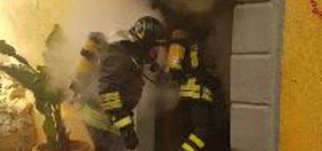 Incendio in casa disabitata a Crotone