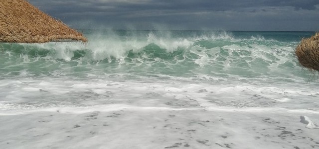 Le goccioline del mare non sono pericolose, sono un toccasana. Qualcuno lo ricordi ai "professionisti della depressione". L'editoriale di Roberto Talarico
