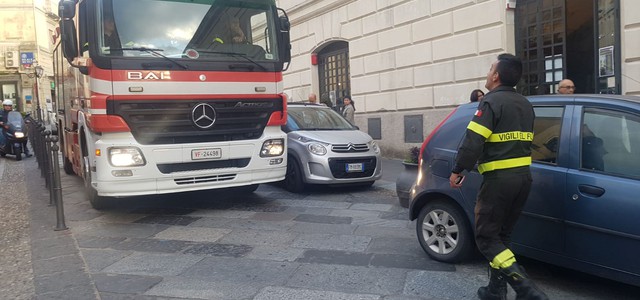 FLASH: Vigili del fuoco rimangono bloccati su Corso Mazzini