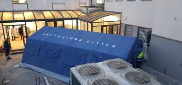 Coronavirus, Protezione Civile allestisce tenda pretriage all'esterno del 'Pugliese'