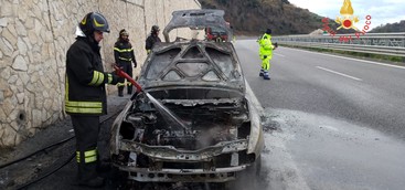 Catanzaro- Spavento per una vettura in fiamme sulla strada di Lamezia Terme (FOTO)