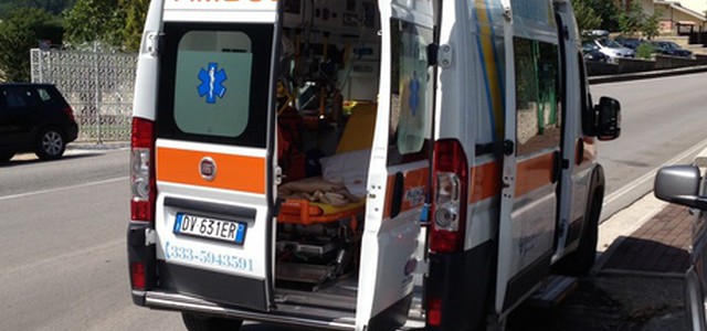Si appoggia a lampione e muore fulminato