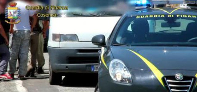 Caporalato, un euro a cassetta di mandarini:  un arresto e sette denunce
