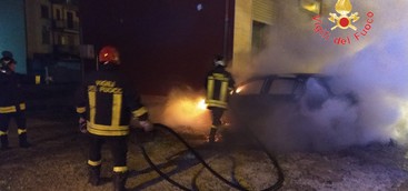 Auto distrutta dalle fiamme sulla SS 106 nel Catanzarese (FOTO e VIDEO)
