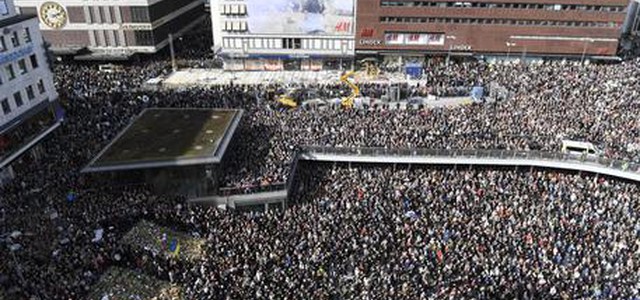 Stoccolma, migliaia in piazza per ricordare le vittime