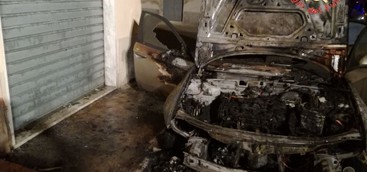 Auto in fiamme a Lamezia, è di un imprenditore: indagini in corso