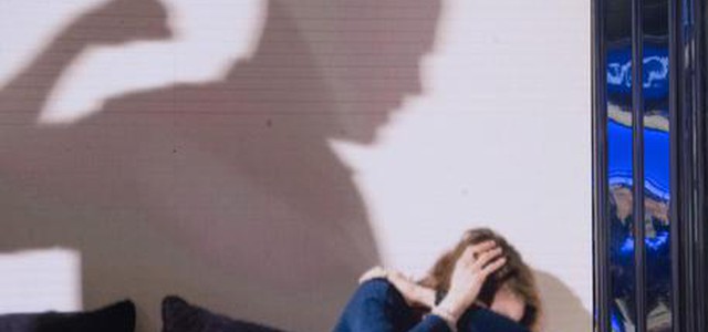 Palpeggia e tenta di violentare una donna, bloccato dai passanti