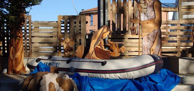 ZOOM Gesù nasce su un gommone, il caso del presepe di Castenaso