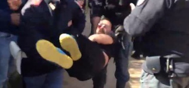 Polizia carica i manifestanti al sit-in contro l'espianto degli ulivi