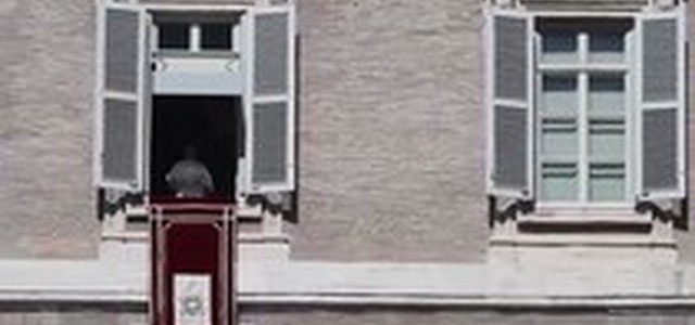 Papa Francesco, fuori programma all'Angelus