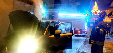 Auto a fuoco nel Catanzarese, da non escludere ipotesi dolosa (FOTO)