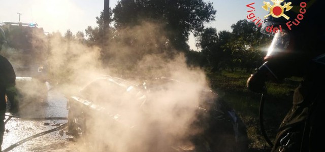 A fuoco auto in transito, salvi i passeggeri