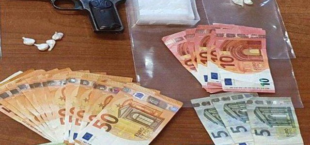 Nascondeva cocaina e pistola in casa, arrestato 28enne