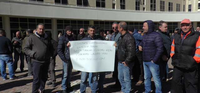 Sit-in dei tirocinanti degli enti locali alla Cittadella Regionale (VIDEO)