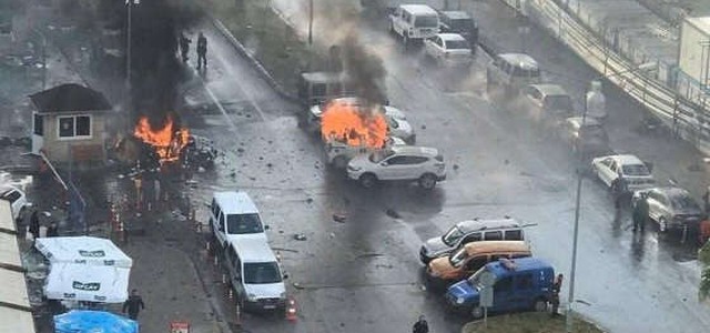 Turchia, autobomba davanti al tribunale di Smirne. La polizia: due attentatori ucciso, uno in fuga