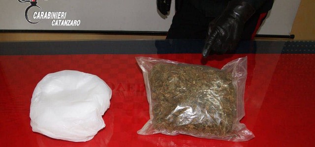 Nasconde droga nel vano motore, arrestato 28enne 