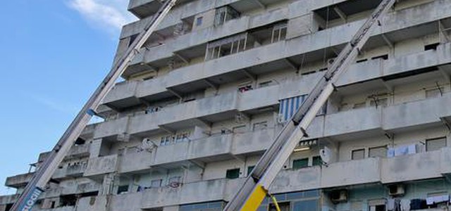 Periferie arrivano fondi governo. De Magistris: "In estate giù Vele Scampia"
