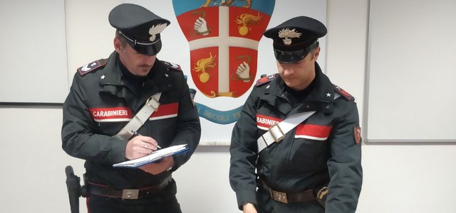Buttano mezzo chilo di droga dall'auto, arrestati marito e moglie