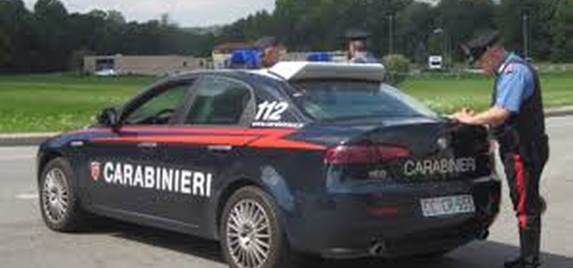 Sorpreso alla guida con patente sospesa e con un distintivo contraffatto, si oppone al controllo e rifiuta l’accertamento alcolemico: denunciato.