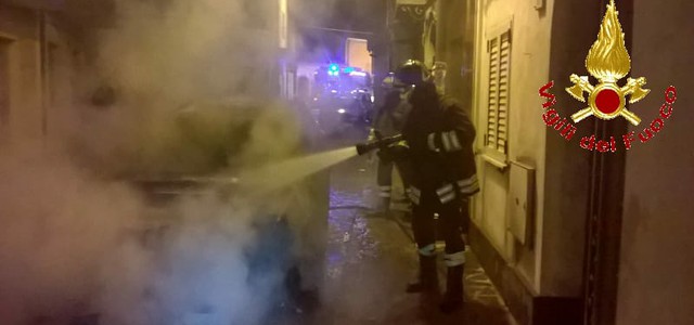 Jeep avvolta dalle fiamme