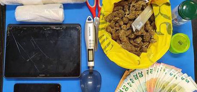 Nascondeva marijuana in casa, arrestato