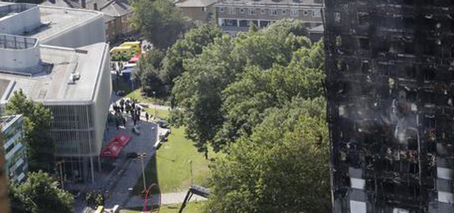 Londra, incendio alla Grenfell Tower. 'Difficile ci siano superstiti'. Bilancio si aggrava, 17 morti