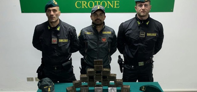 In auto con quasi 10 kg di hashish, arrestato
