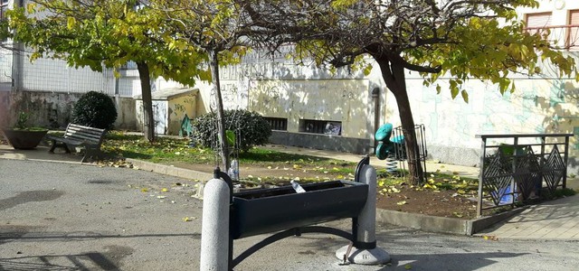 Il piazzale adiacente la piscina comunale di Pontepiccolo torna pulito