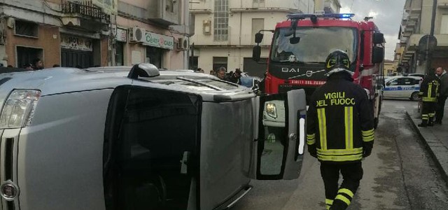 Scontro tra auto in centro a Vibo, auto si ribalta: conducente ferita