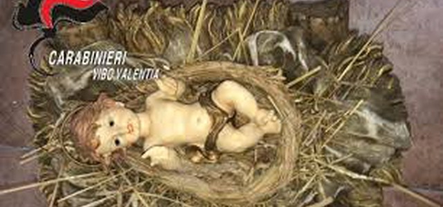 Incendia il presepe e ruba il Bambinello Gesù. Denunciato.