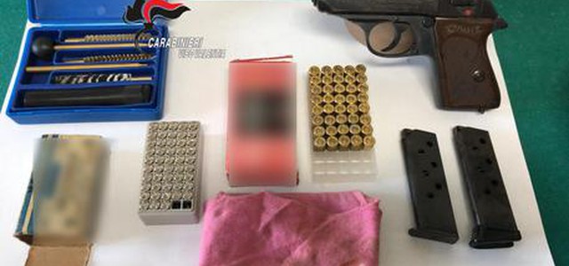Pistola e munizioni in casa, arrestato