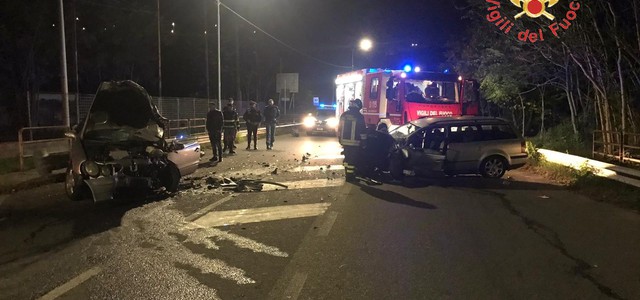 Impatto frontale tra due auto a Catanzaro, giovane gravemente ferito