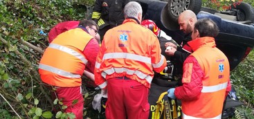 Auto in scarpata nel Catanzarese, passeggero estratto dal mezzo dai vigili del fuoco