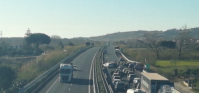 Travolto e ucciso da camion su A2, la vittima è un 40enne di Catanzaro