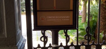 Nuove paline informative nei luoghi simbolo del capoluogo, Abramo ringrazia Cara Catanzaro