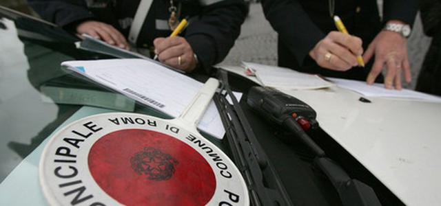 Multato a Roma, spezza braccio al vigile