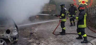In fiamme due auto a Cicala, propretario allertato dal cane