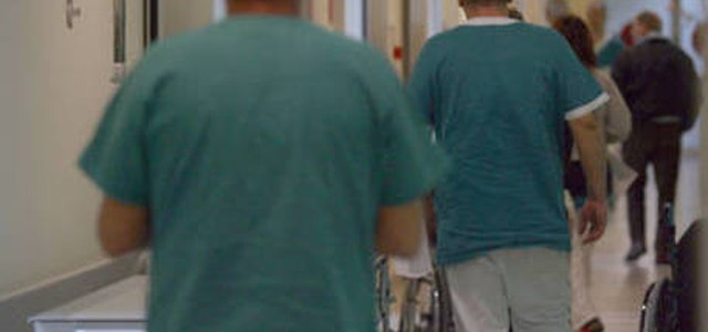 Dà in escandescenze in ospedale, arresto
