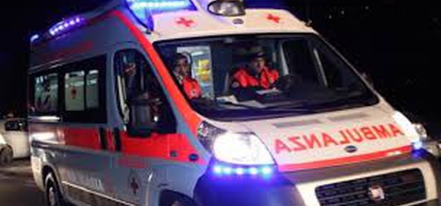Perde controllo auto e sfonda i cancelli del Granillo, ferita una donna