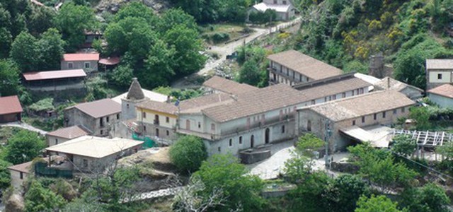 Santini davanti casa mamma boss 'ndrina