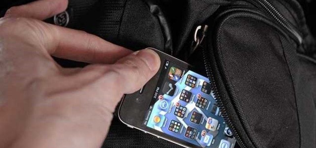 Ruba cellulare a cassiera, denunciato trentenne