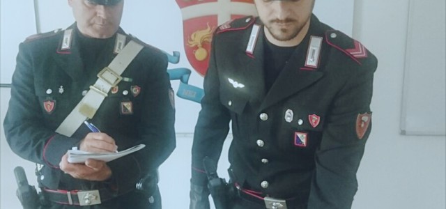 Fugge ad alt Carabinieri, trovato con pistola