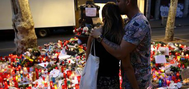 Attentato a Barcellona: L'autista-killer forse vivo e in Francia. Volevano fare centinaia di morti