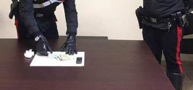 Nell’autocertificazione dichiara di doversi spostare per comprare cocaina, arrestato