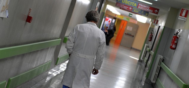 Studentessa fuma uno spinello e cade dalla finestra di un albergo