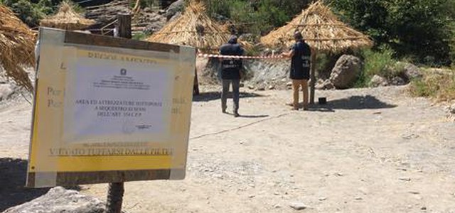 Lido balneare abusivo su letto torrente