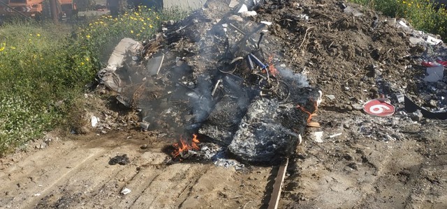 SORPRESO PENSIONATO MENTRE BRUCIA RIFIUTI IN UN TERRENO