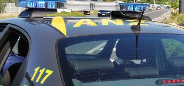 Ferie e 14ma dimezzate a dipendenti, indagati 2 imprenditori